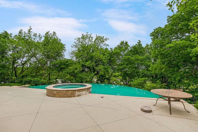 10462 S Oakcrest Lane, Olathe, KS 66061