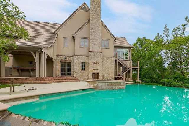 10462 S Oakcrest Lane, Olathe, KS 66061