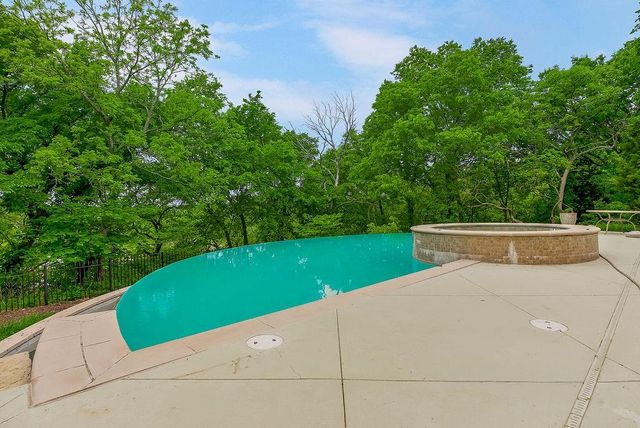 10462 S Oakcrest Lane, Olathe, KS 66061
