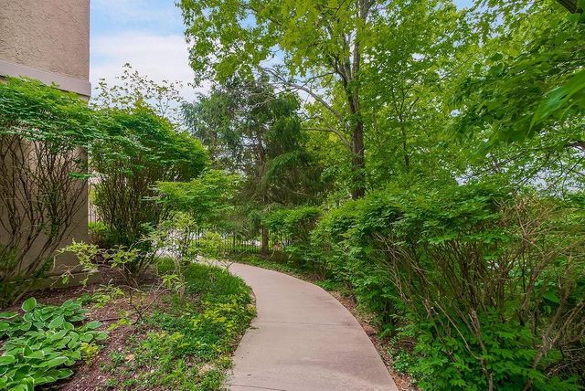 10462 S Oakcrest Lane, Olathe, KS 66061
