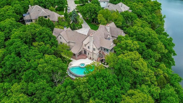 10462 S Oakcrest Lane, Olathe, KS 66061