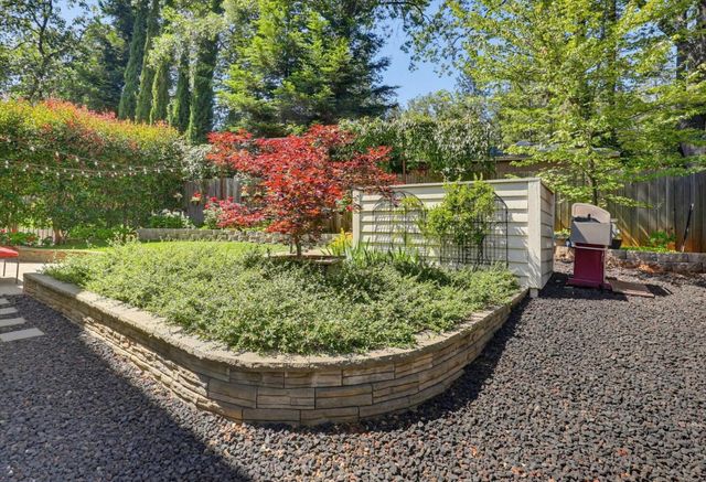 11174 Lower Circle Dr, Grass Valley, CA 95949