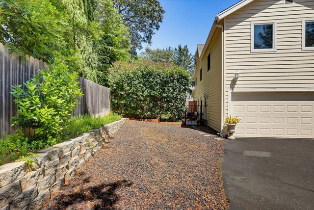 11174 Lower Circle Dr, Grass Valley, CA 95949