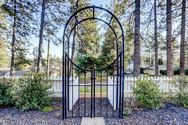11174 Lower Circle Dr, Grass Valley, CA 95949