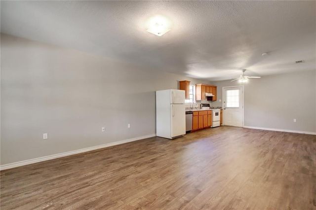 200 Hall DR B, Elgin, TX 78621
