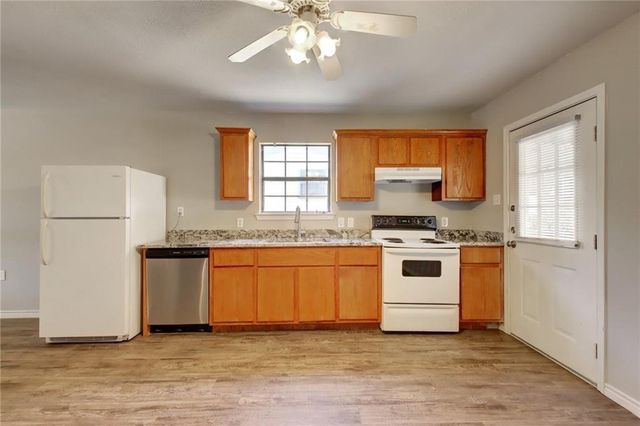 200 Hall DR B, Elgin, TX 78621