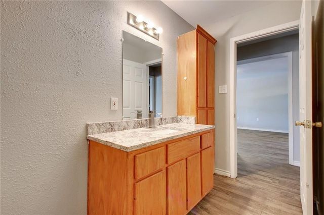 200 Hall DR B, Elgin, TX 78621