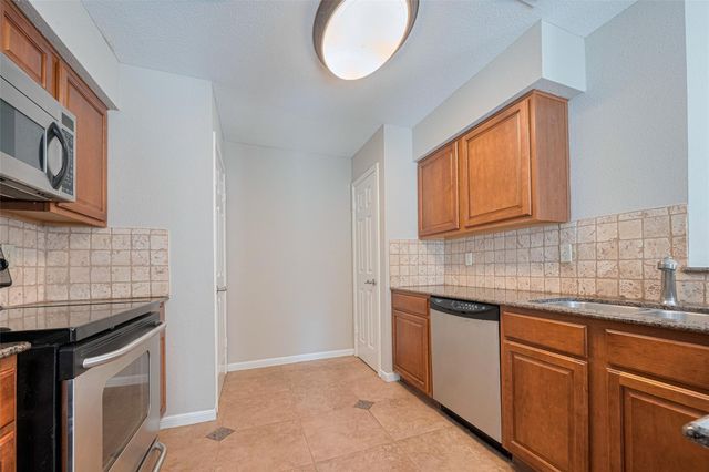 2211 S Kirkwood Road 19, Houston, TX 77077