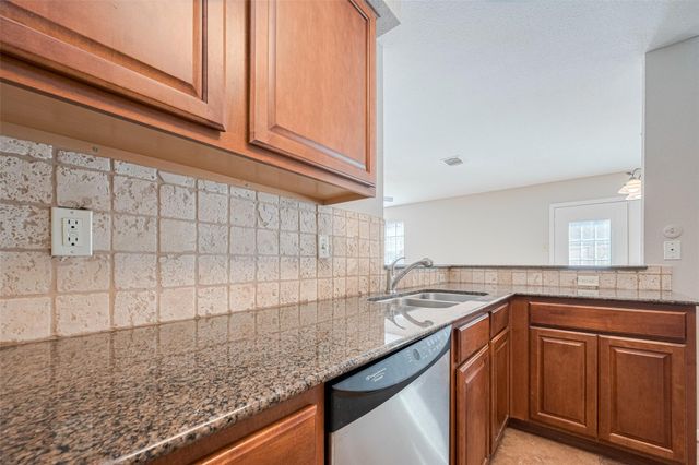 2211 S Kirkwood Road 19, Houston, TX 77077