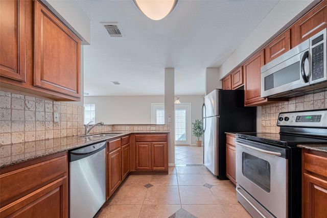 2211 S Kirkwood Road 19, Houston, TX 77077