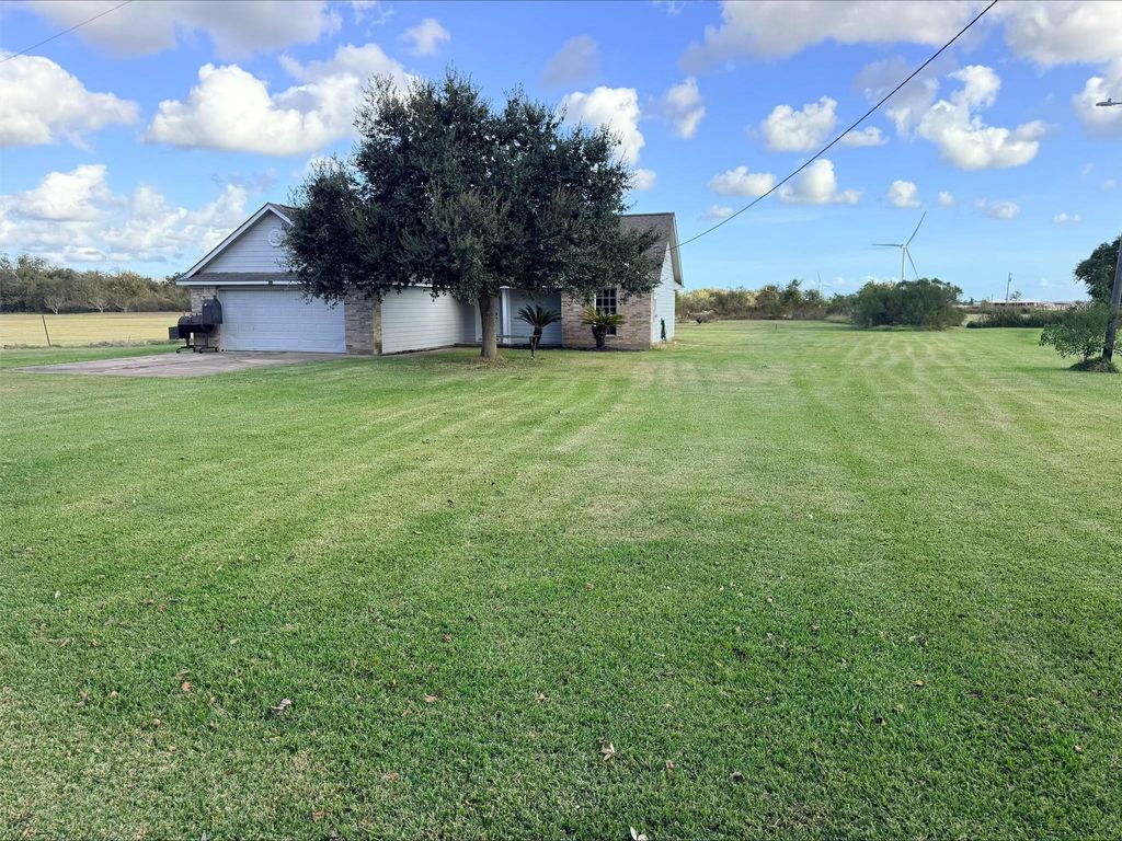 415 County Road 175, Bay City, TX 77415