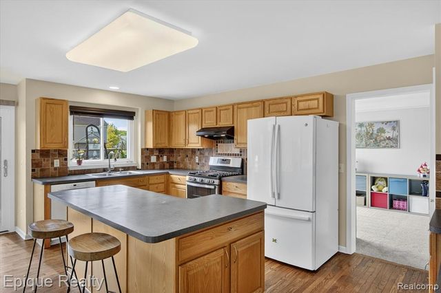 8068 Creek Bend Drive, Ypsilanti, MI 48197