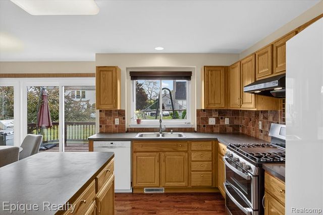 8068 Creek Bend Drive, Ypsilanti, MI 48197
