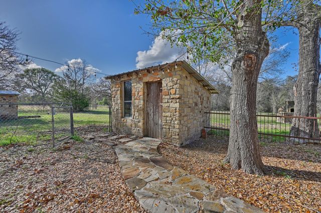 2514 Finke Road, Round Top, TX 78954