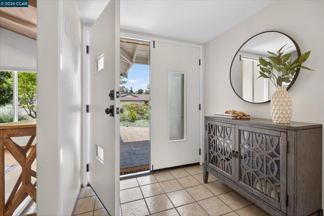 26 Carisbrook Dr, Orinda, CA 94563
