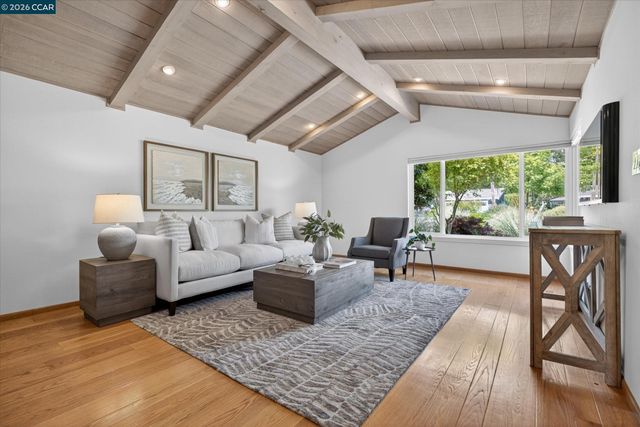 26 Carisbrook Dr, Orinda, CA 94563