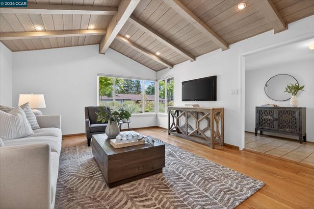 26 Carisbrook Dr, Orinda, CA 94563