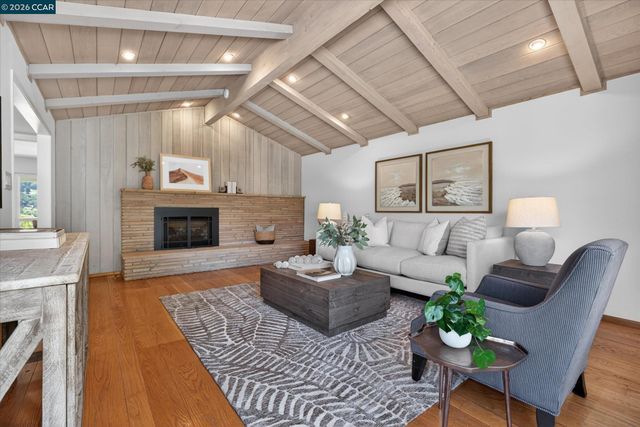 26 Carisbrook Dr, Orinda, CA 94563