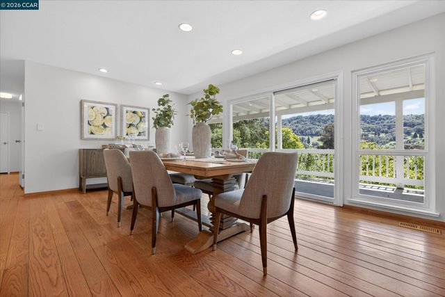 26 Carisbrook Dr, Orinda, CA 94563