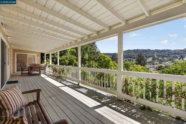 26 Carisbrook Dr, Orinda, CA 94563
