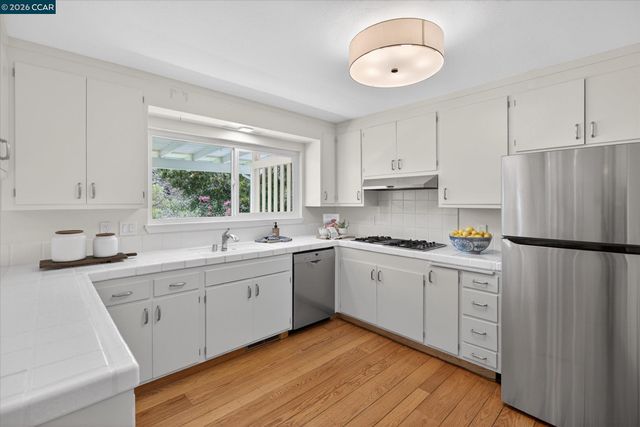 26 Carisbrook Dr, Orinda, CA 94563