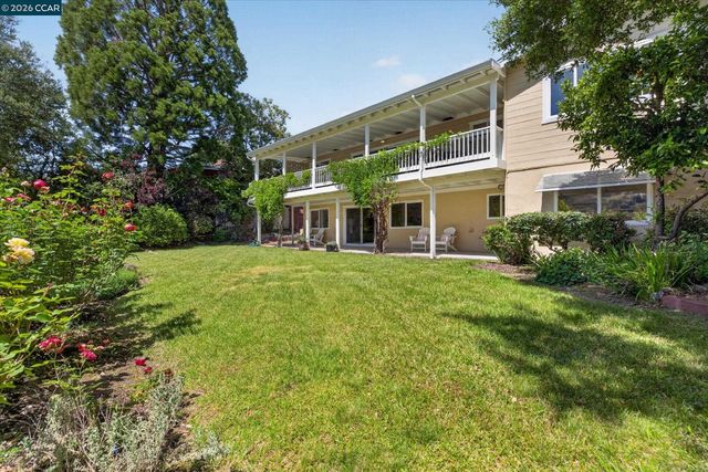 26 Carisbrook Dr, Orinda, CA 94563