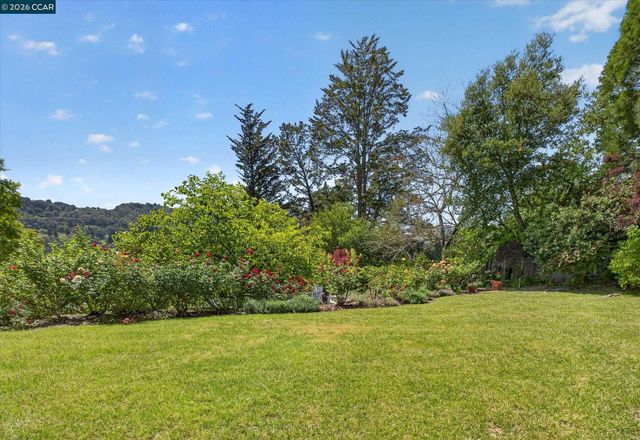 26 Carisbrook Dr, Orinda, CA 94563