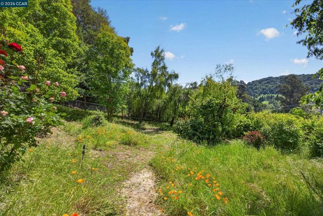 26 Carisbrook Dr, Orinda, CA 94563