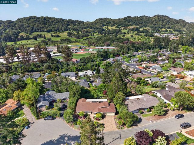 26 Carisbrook Dr, Orinda, CA 94563