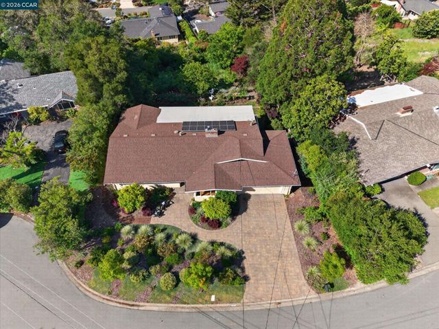 26 Carisbrook Dr, Orinda, CA 94563