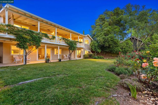 26 Carisbrook Dr, Orinda, CA 94563