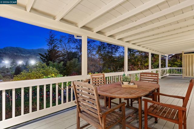 26 Carisbrook Dr, Orinda, CA 94563