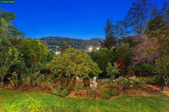 26 Carisbrook Dr, Orinda, CA 94563