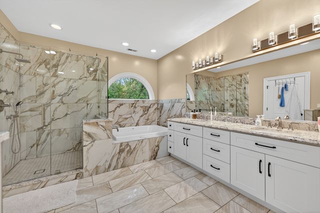4 Dani Lane, Schaumburg, IL 60173