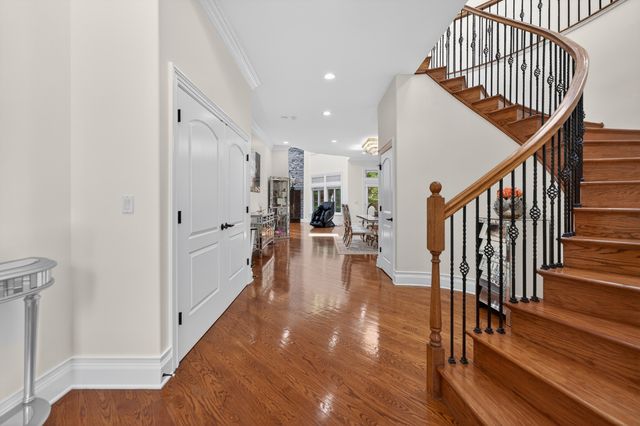 4 Dani Lane, Schaumburg, IL 60173
