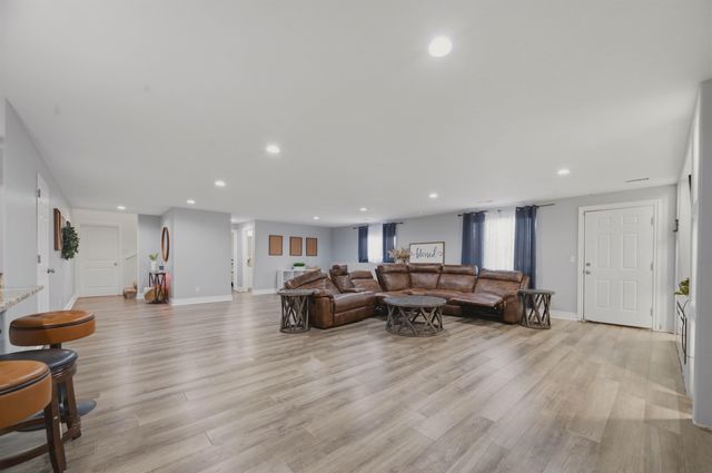 3315 S Bluelake Ct, Wichita, KS 67215
