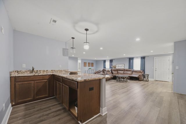 3315 S Bluelake Ct, Wichita, KS 67215