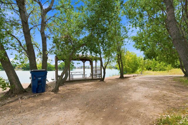 3315 S Bluelake Ct, Wichita, KS 67215
