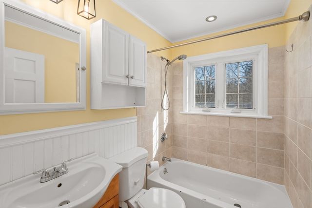 16 Smith St, Haverhill, MA 01832