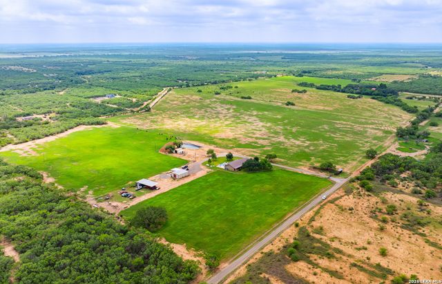 366 COUNTY ROAD 2543, Moore, TX 78057