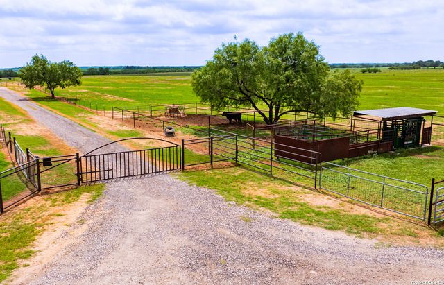 366 COUNTY ROAD 2543, Moore, TX 78057