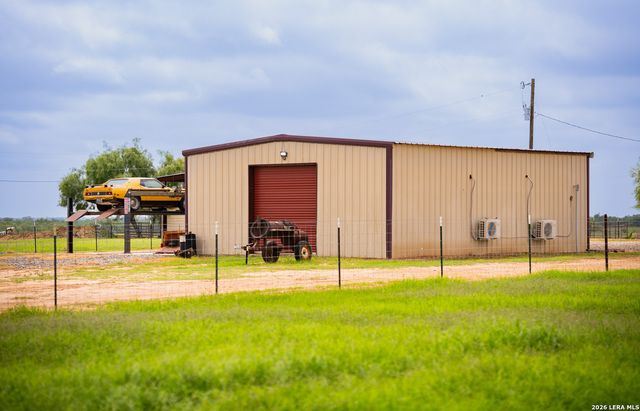 366 COUNTY ROAD 2543, Moore, TX 78057