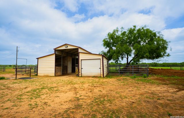 366 COUNTY ROAD 2543, Moore, TX 78057