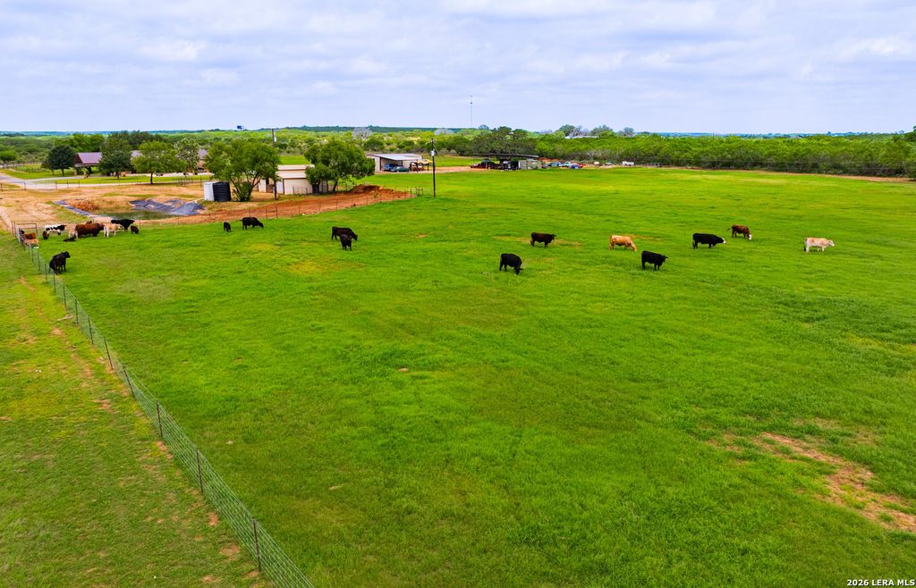 366 COUNTY ROAD 2543, Moore, TX 78057