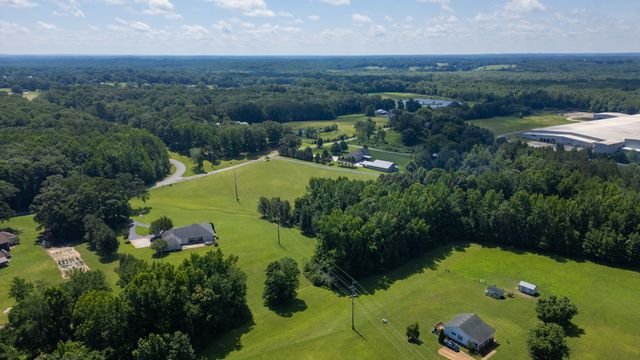 66 Foxhound Rd, Paris, TN 38242