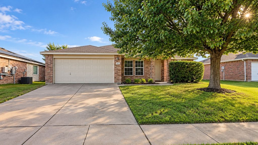 613 Redwing Drive, Saginaw, TX 76131 — exterior