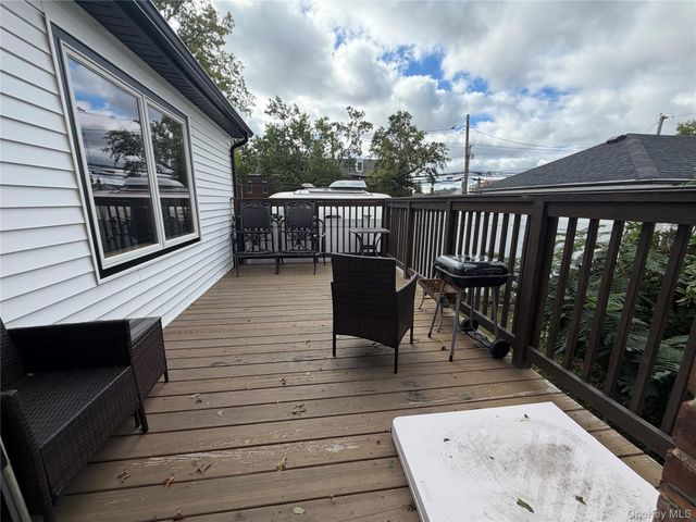 4 Evelyn Road, Plainview, NY 11803