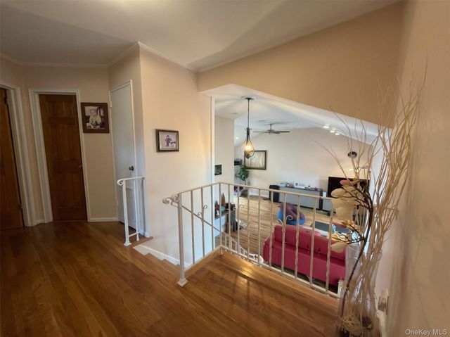 4 Evelyn Road, Plainview, NY 11803