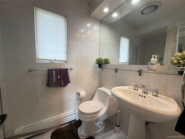 4 Evelyn Road, Plainview, NY 11803
