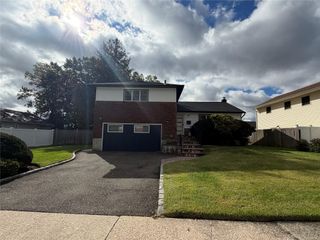 4 Evelyn Road, Plainview, NY 11803
